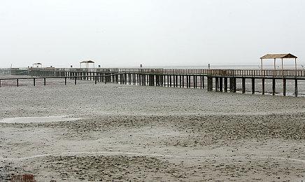 腾讯《逆战：未来》新实机演示 打丧尸打机甲等！